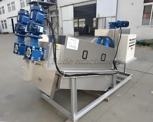 How does the stacked screw solid-liquid separat...