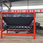 Organic fertilizer shovel feeding bin