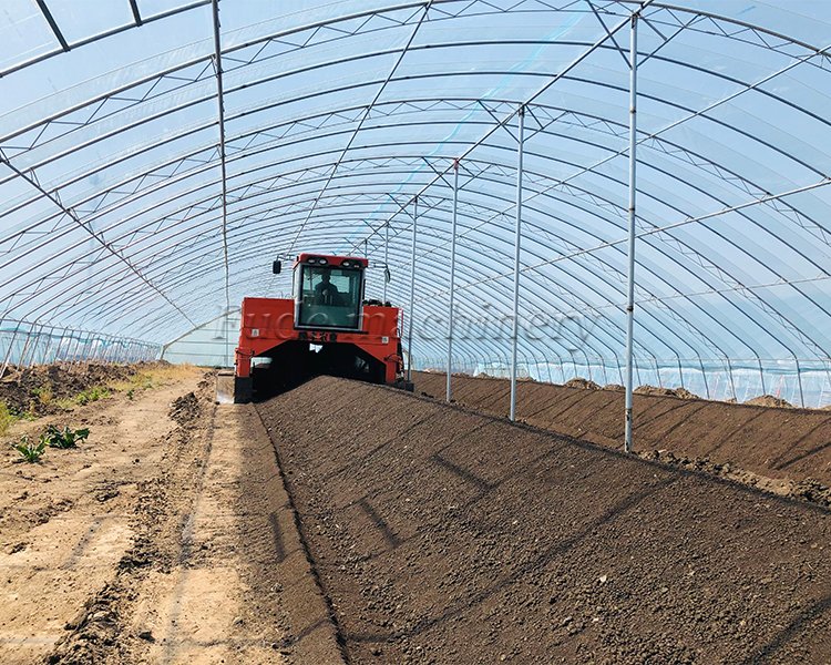 Crawler type organic fertilizer turner